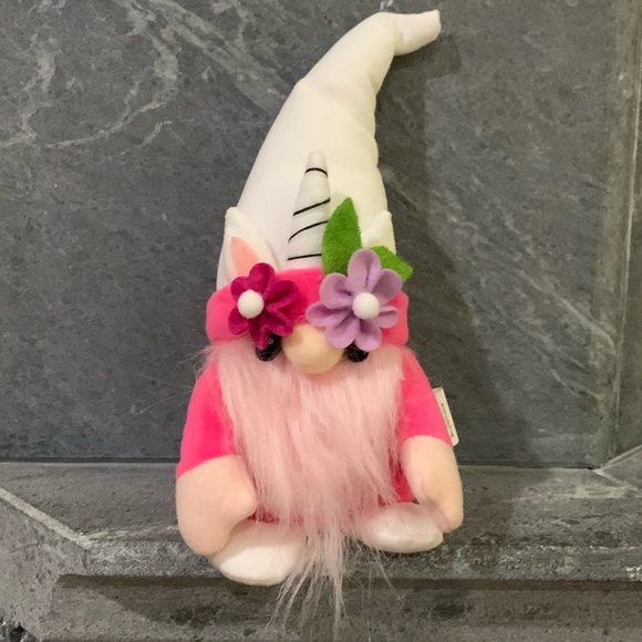 Skye the Unicorn Gnome from Hug Feel The Love - Picture 2 of 5